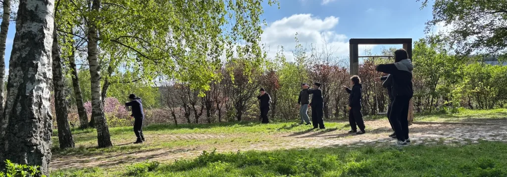 Qigong Übung mit der Gruppe im Birkenwäldchen Mauerpark.