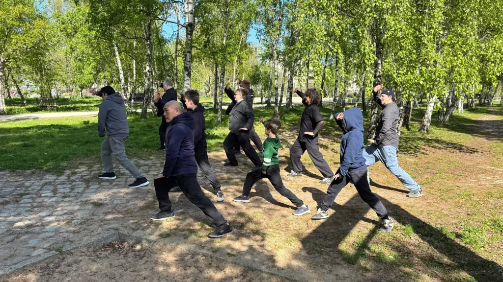 Training mit Meister Lam im Birkenwäldchen Mauerpark Berlin.